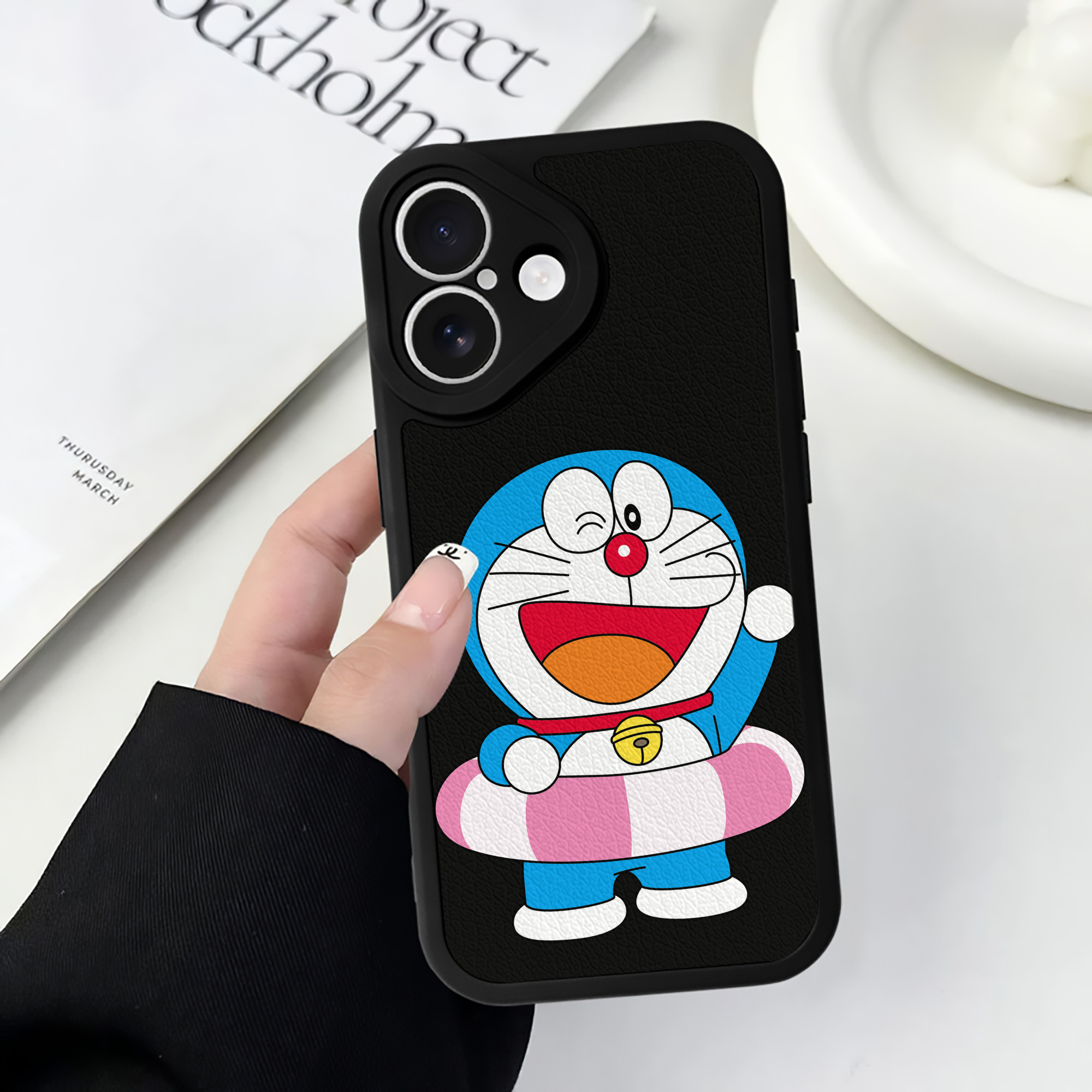 （画像用） ドラえもん Doraemon 【iPhone 16シリーズ対応】シリコンスマホケース（レザー調） 材質：シリコン
